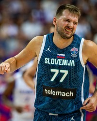 必赢登录入口-斯洛文尼亚半场领先冰岛1分！东契奇半场10中3&amp;三分4中0得9分3犯